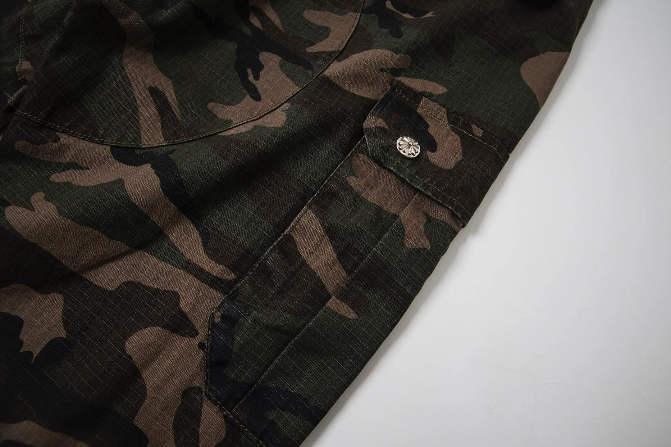P260 (all popular models are back) Chrome hearts CH Chrome hearts new silver camouflage three-dimensional pocket overalls Chrome hearts is a top brand in the fashion world, and this pair of pants is one of the best. It uses the classic Levi's jeans bottom panel, which has been carefully disassembled and spliced. The washed effect is natural, showing a unique retro charm. The pants are based on camouflage and are paired with cross patches, which have a great visual impact. These patches are exquisitely crafted and have a luxurious feel. The hardware accessories are ultra-exquisite. The placket buckle is made of silver, hand-polished and painted with distressing liquid. The main buckle has a three-dimensional cross flower shape. The six-pointed star screws and hand-cut leather washers on the back are full of details, which are both beautiful and durable. Style number: 1731# Color: Camouflage Size: 28 30 32 34 36